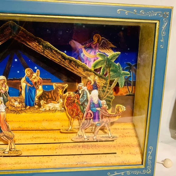 Unique Vtg Musical moving Shadow Box Nativity scene - Picture 3 of 7